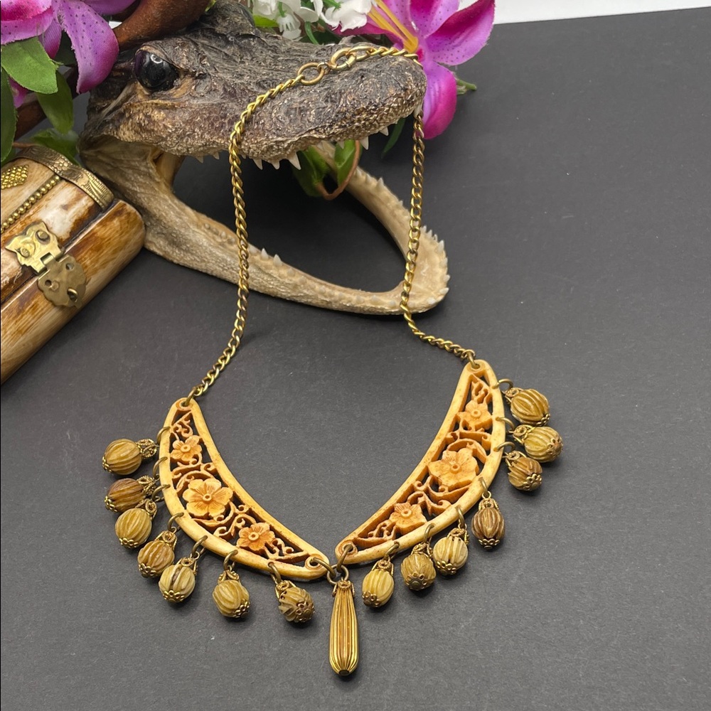Carved bone necklace 1930’s C26